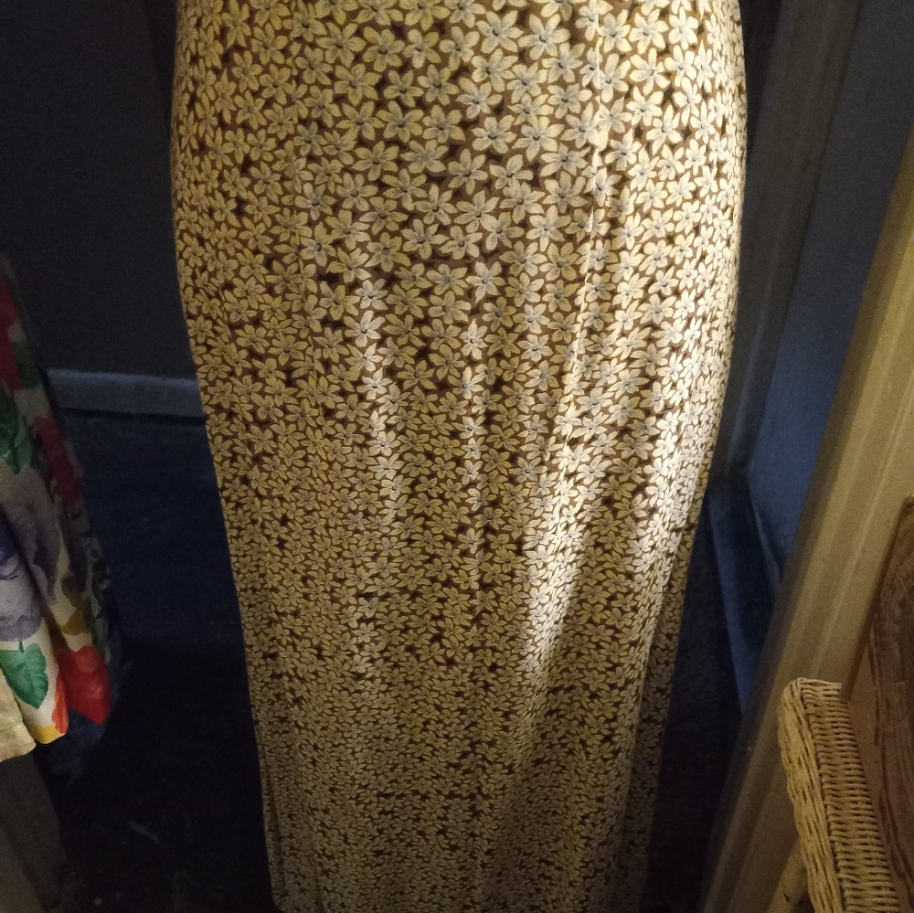 Not new,vintage floral brown background white daisy print maxi skirt size small.